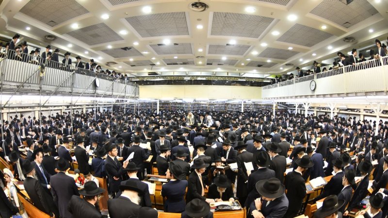 קריאת מגילה בהיכל הישיבה.jpg