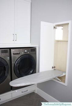 קרש גיהוץ מתקפל בתוך ארון.jpg