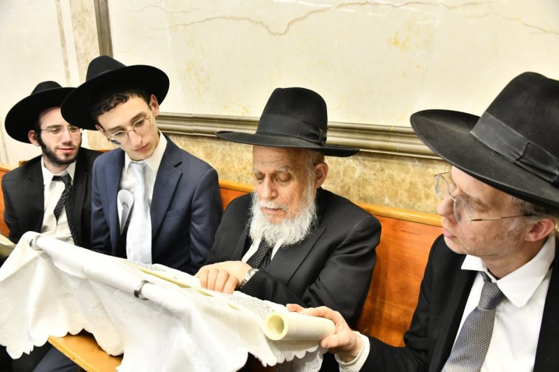 ראש הישיבה הגר''ד לוי בקריאת מגילה בהיכל הישיבה.jpg