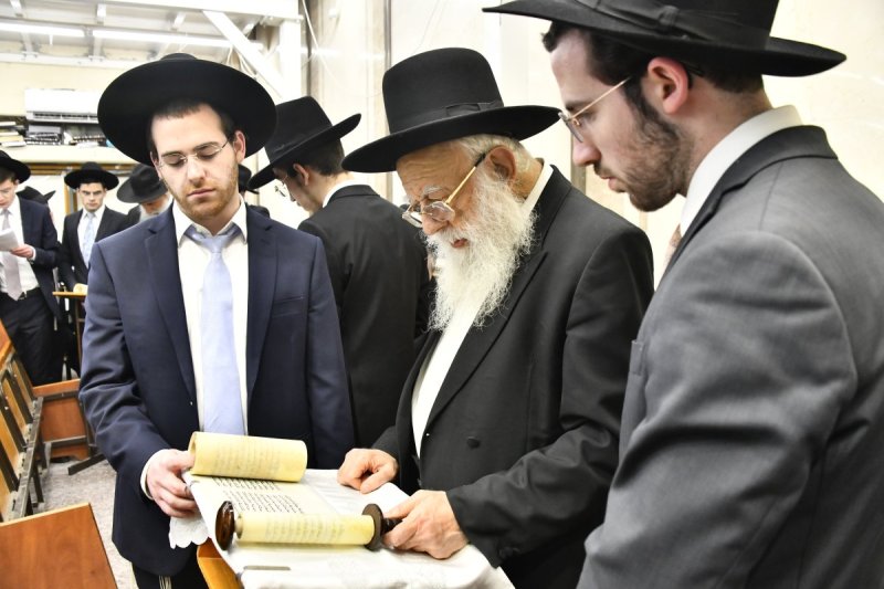 ראש הישיבה הגר''ד מילר בקריאת מגילה בהיכל הישיבה.jpg