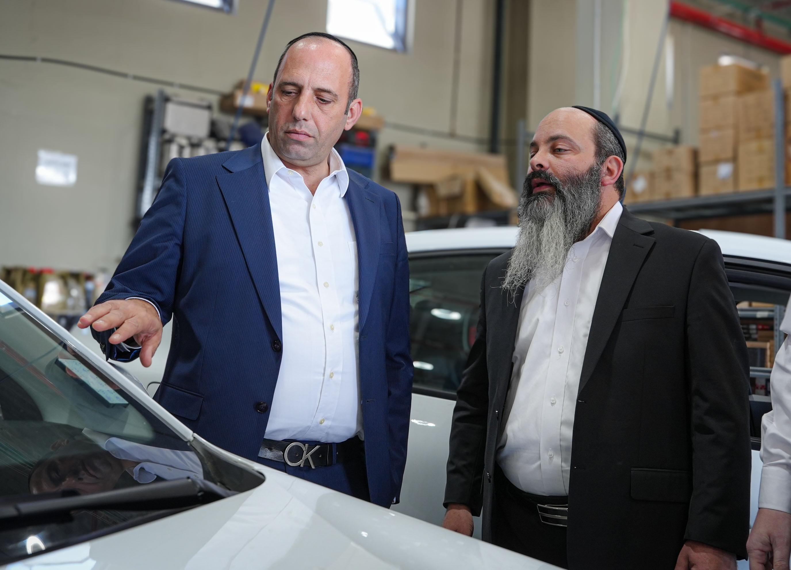 ראש עיריית בית שמש שמואל גרינברג ומנכל סיטי קאר שמואל רוזנברג.jpeg