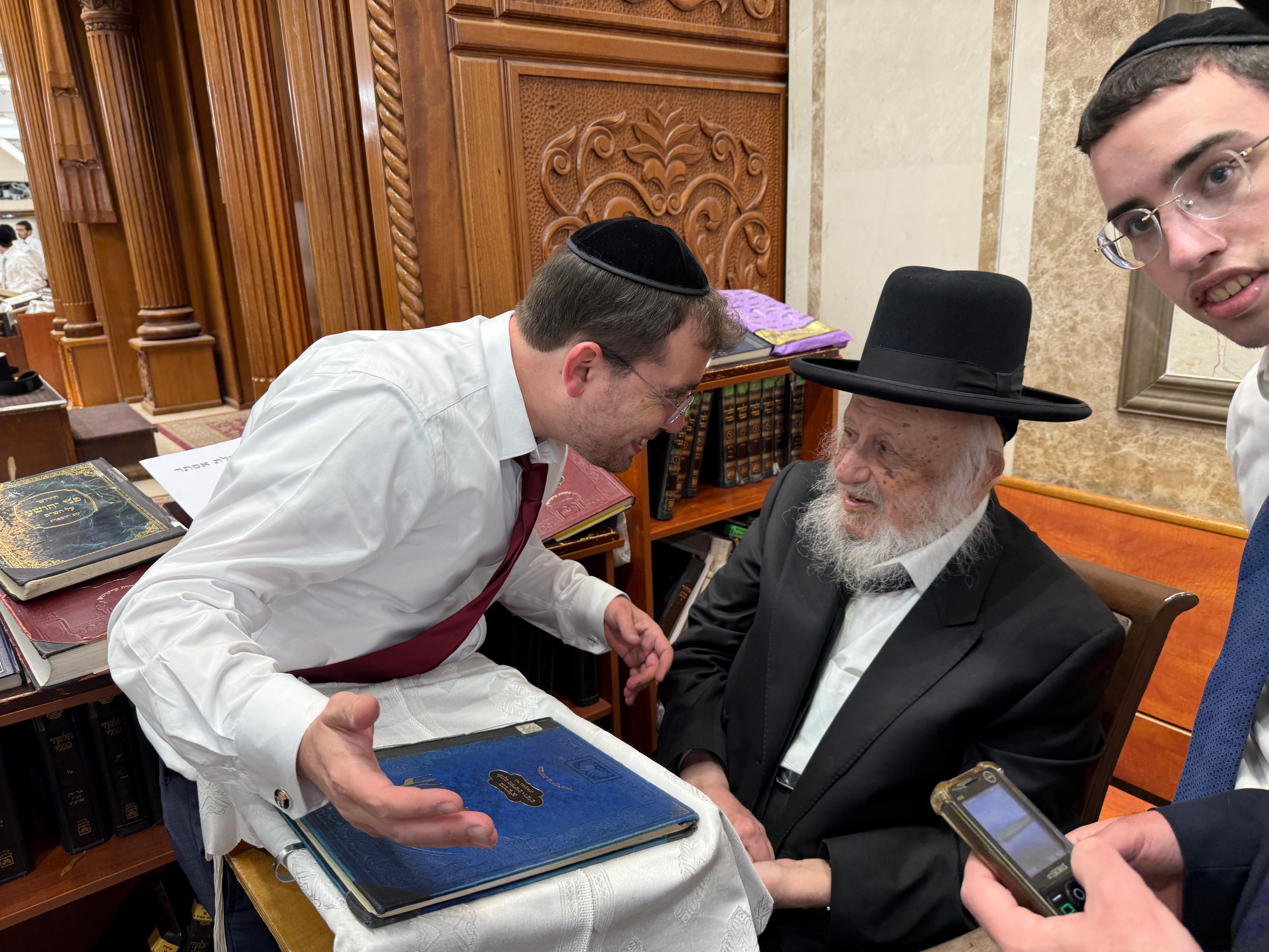 רבינו מרן ראש הישיבה בסדר ליל פורים בהיכל הישיבה (2).jpg