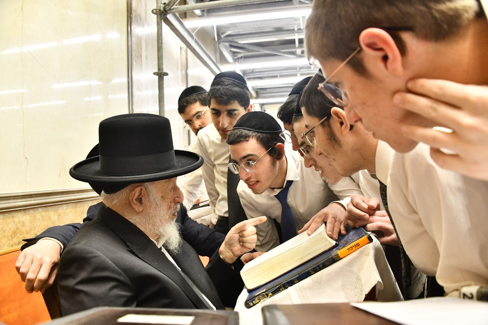 רבינו מרן ראש הישיבה בסדר ליל פורים בהיכל הישיבה.jpg