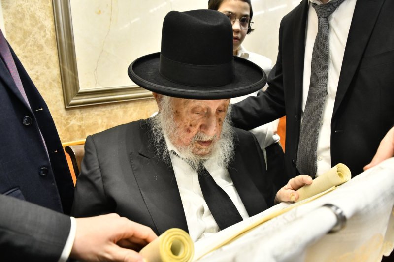 רבינו מרן ראש הישיבה הגרב''ד פוברסקי בקריאת מגילה בהיכל הישיבה.jpg