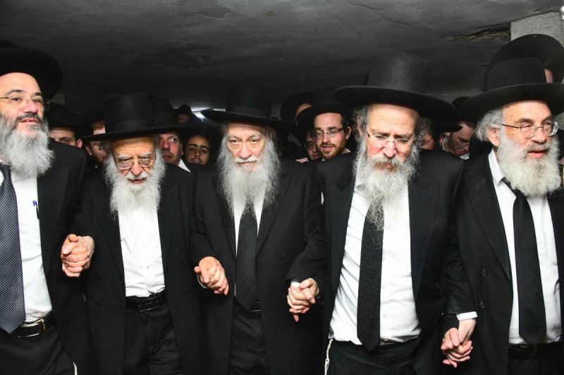 רבני הישיבה בריקוד (2).jpg