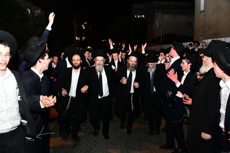 רבני הישיבה בריקוד.jpg