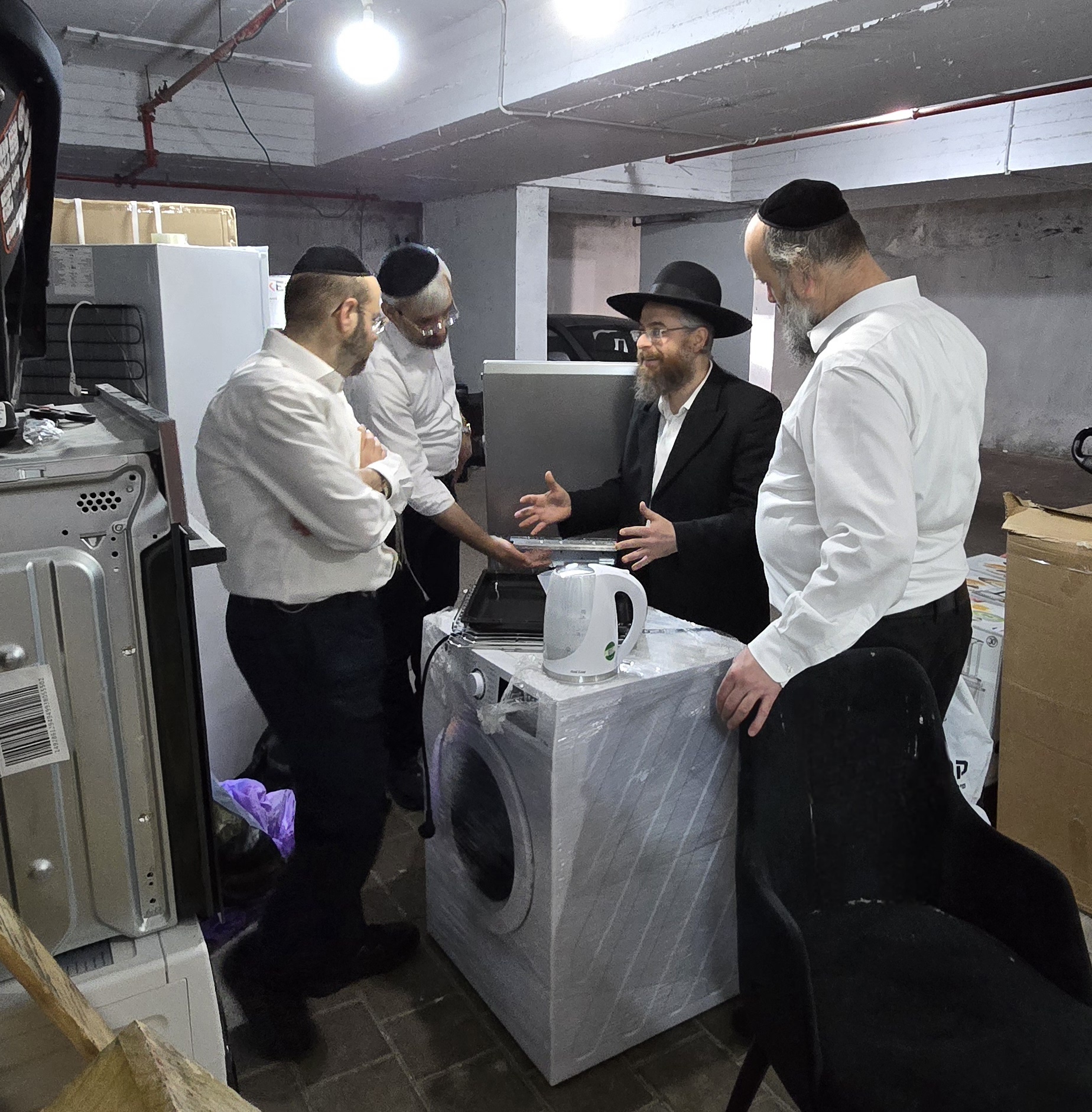 רבני ועד הכשרות שמור לקדשו בדיון הלכתי עם הנהלת הרשת על פתרונות הלכתיים למוצרים השונים.jpg