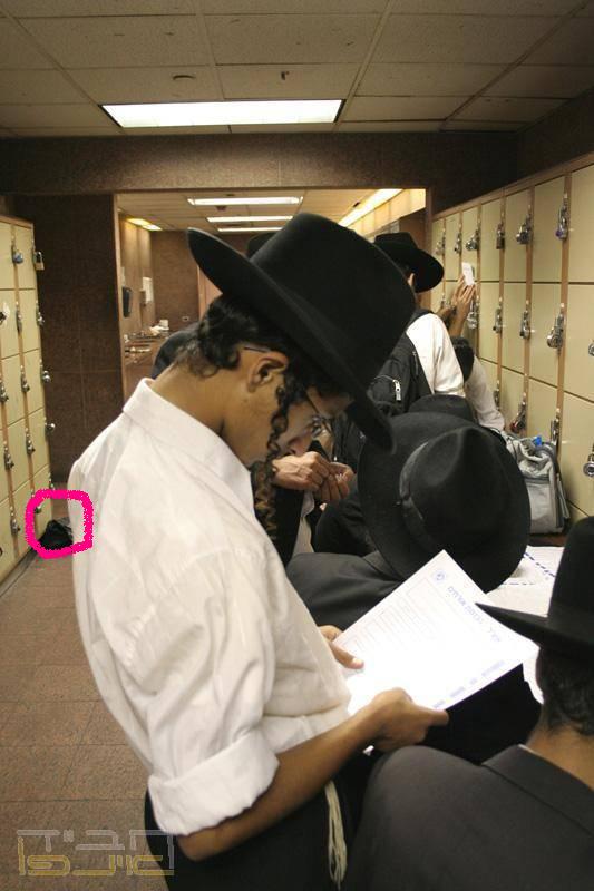 רואים את הרגליים המוקפות בסגול אלו שלי אחרי שנרדמתי.jpg