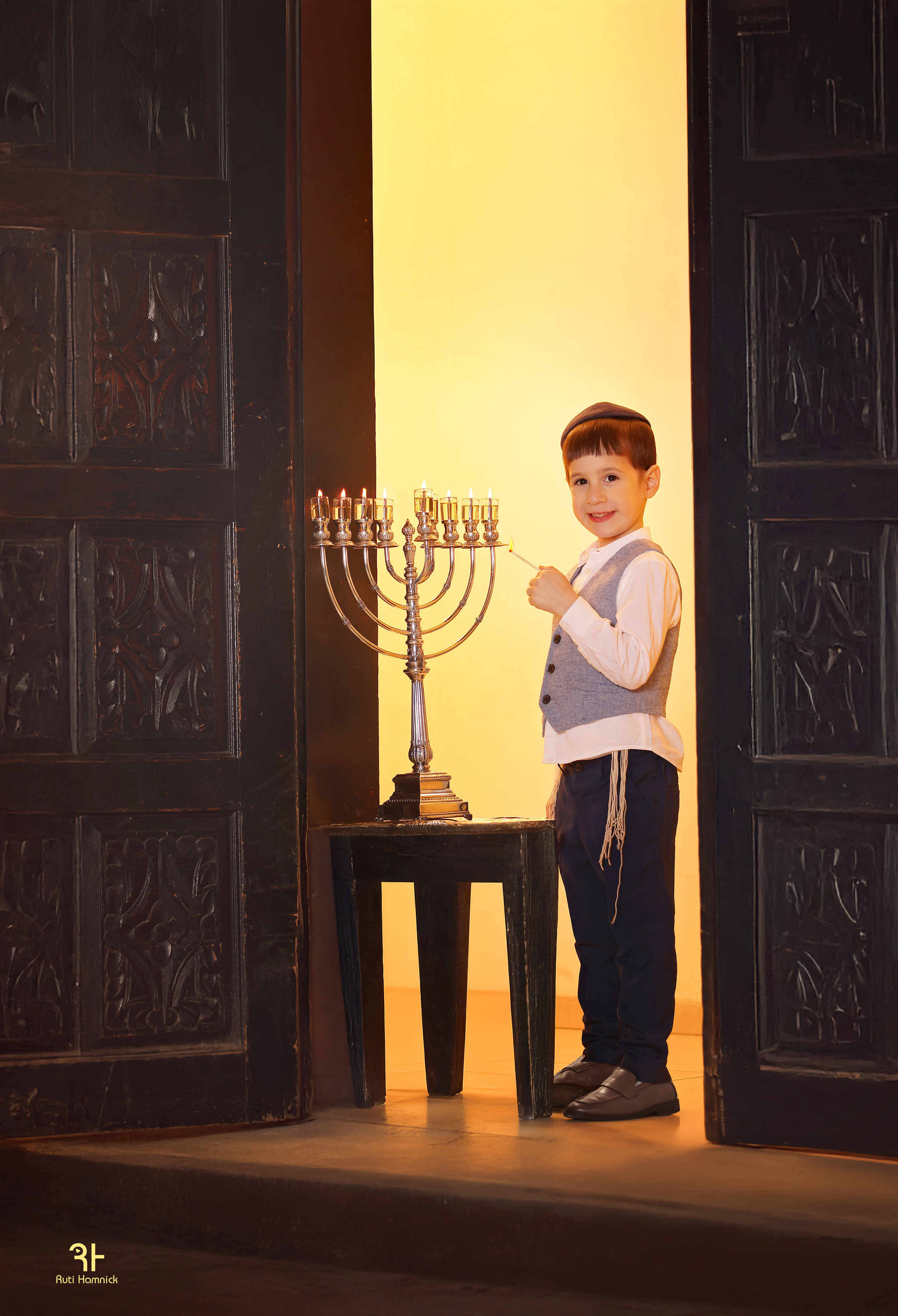 רותי המניק זאת חנוכה קטיפה.jpg