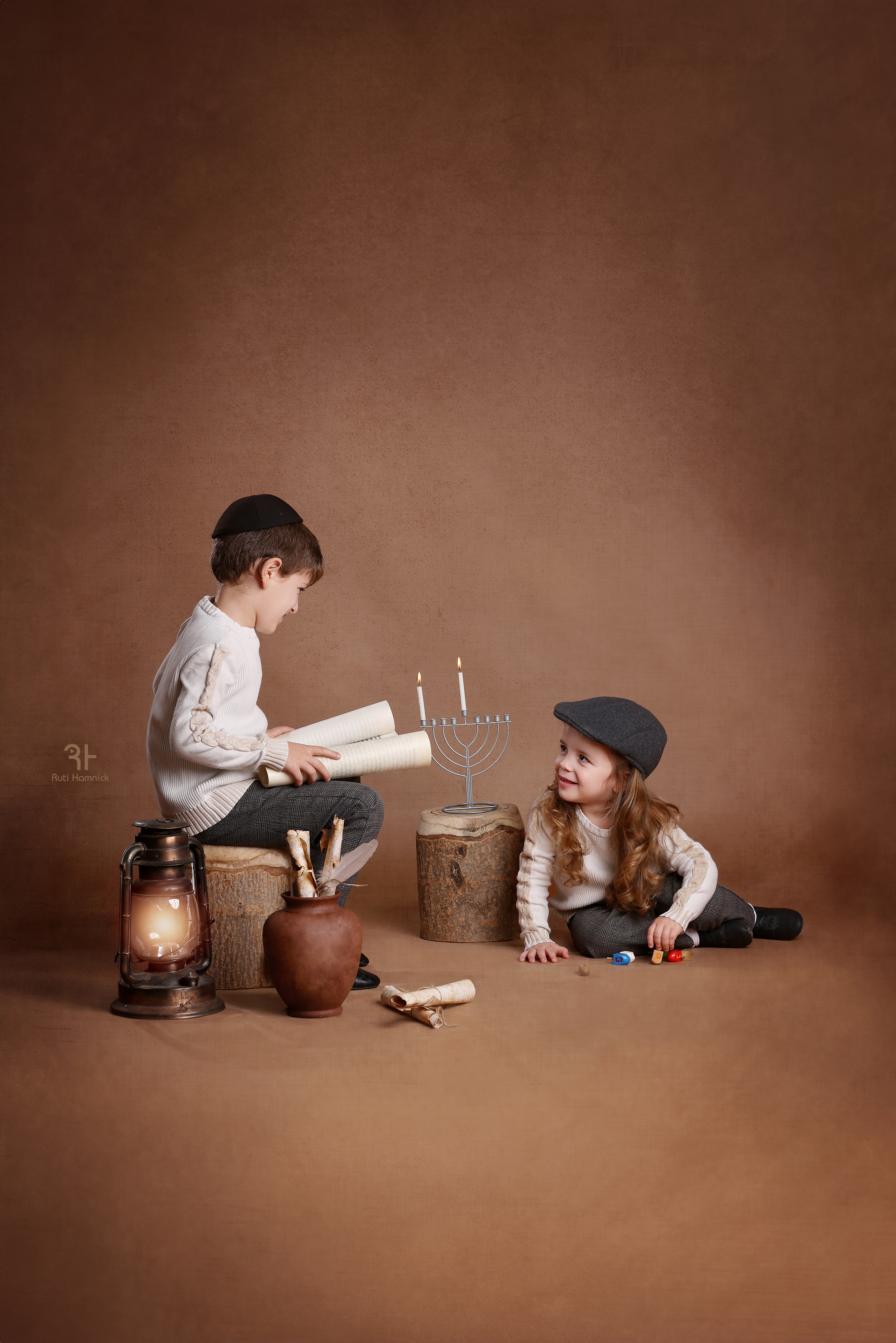 רותי המניק חנוכה קטיפה.jpg