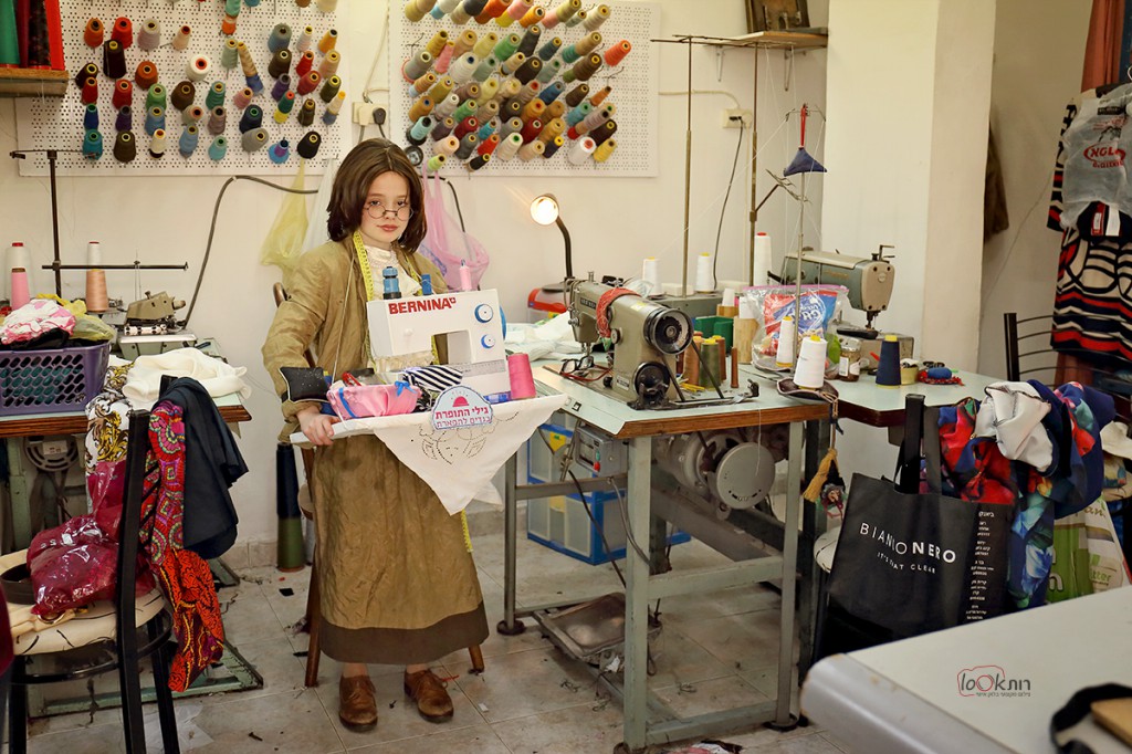 רותי המניק -תופרת2.jpg