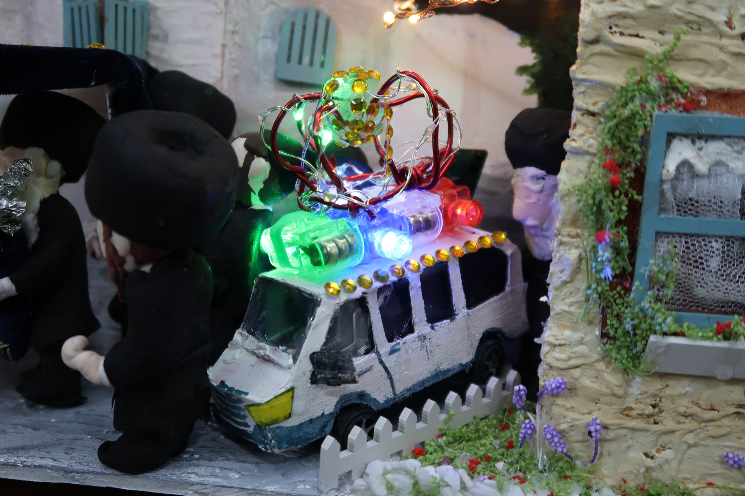 רכב הכנסת ספר תורה.jpg