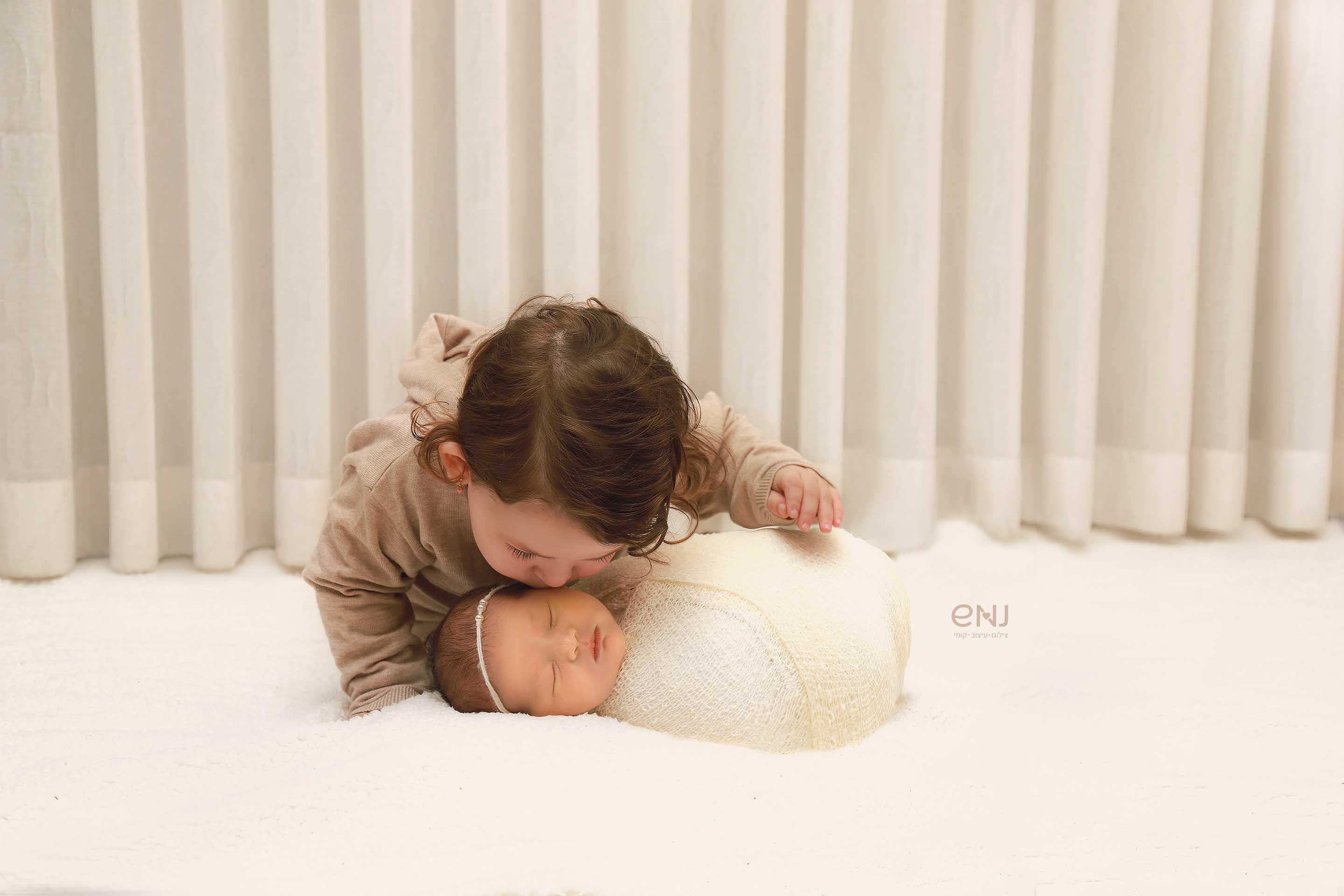 רעות נשיקה אביגילנמוך.jpg