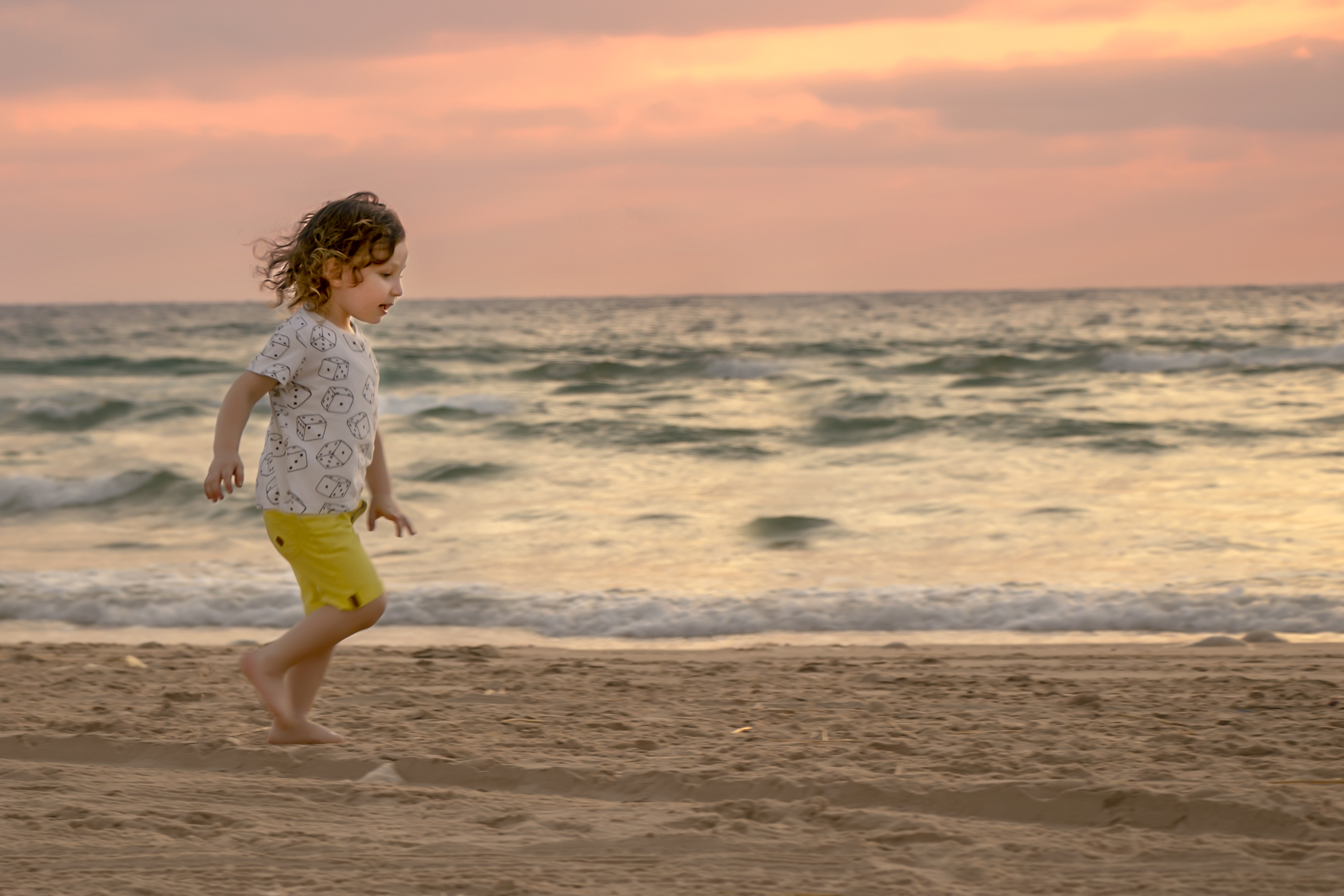 רץ על החוף.jpg