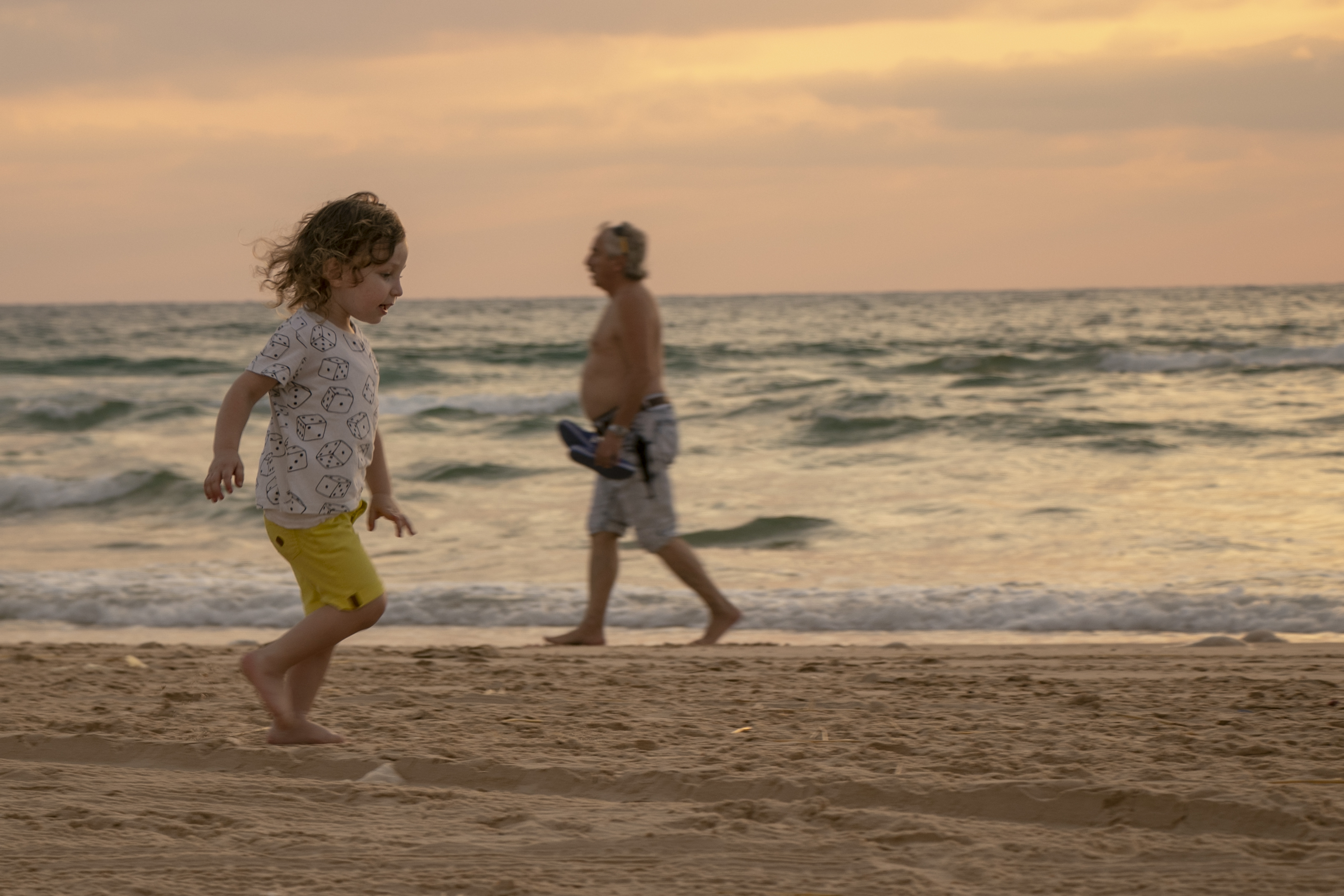 רץ על החוף.jpg