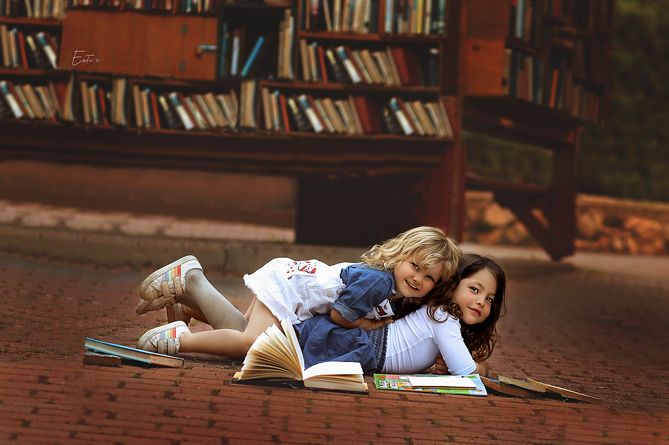 שוכבות ספרים יפות מוקטן.jpg