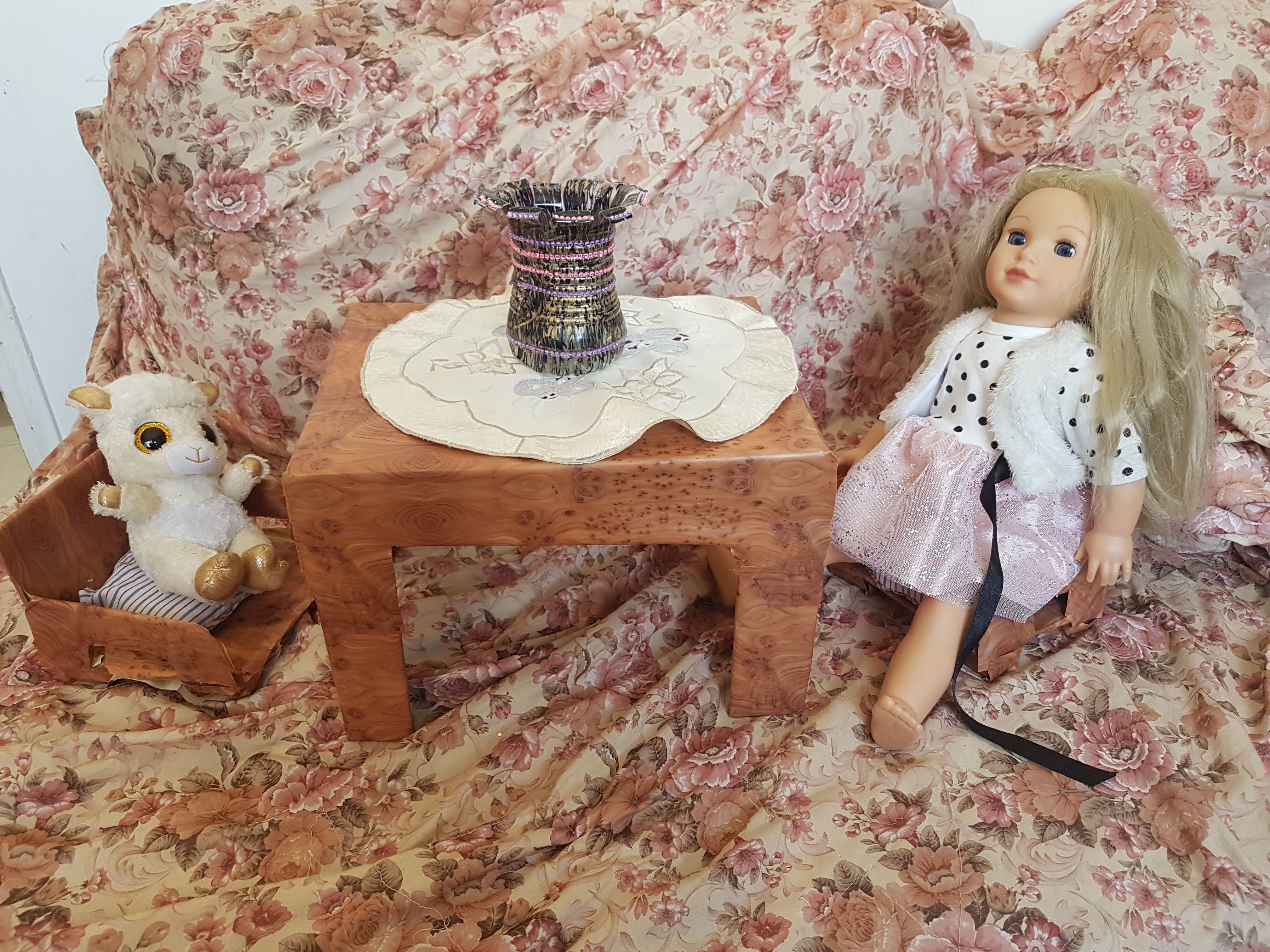 שולחן וכיסאות לבובות.jpg