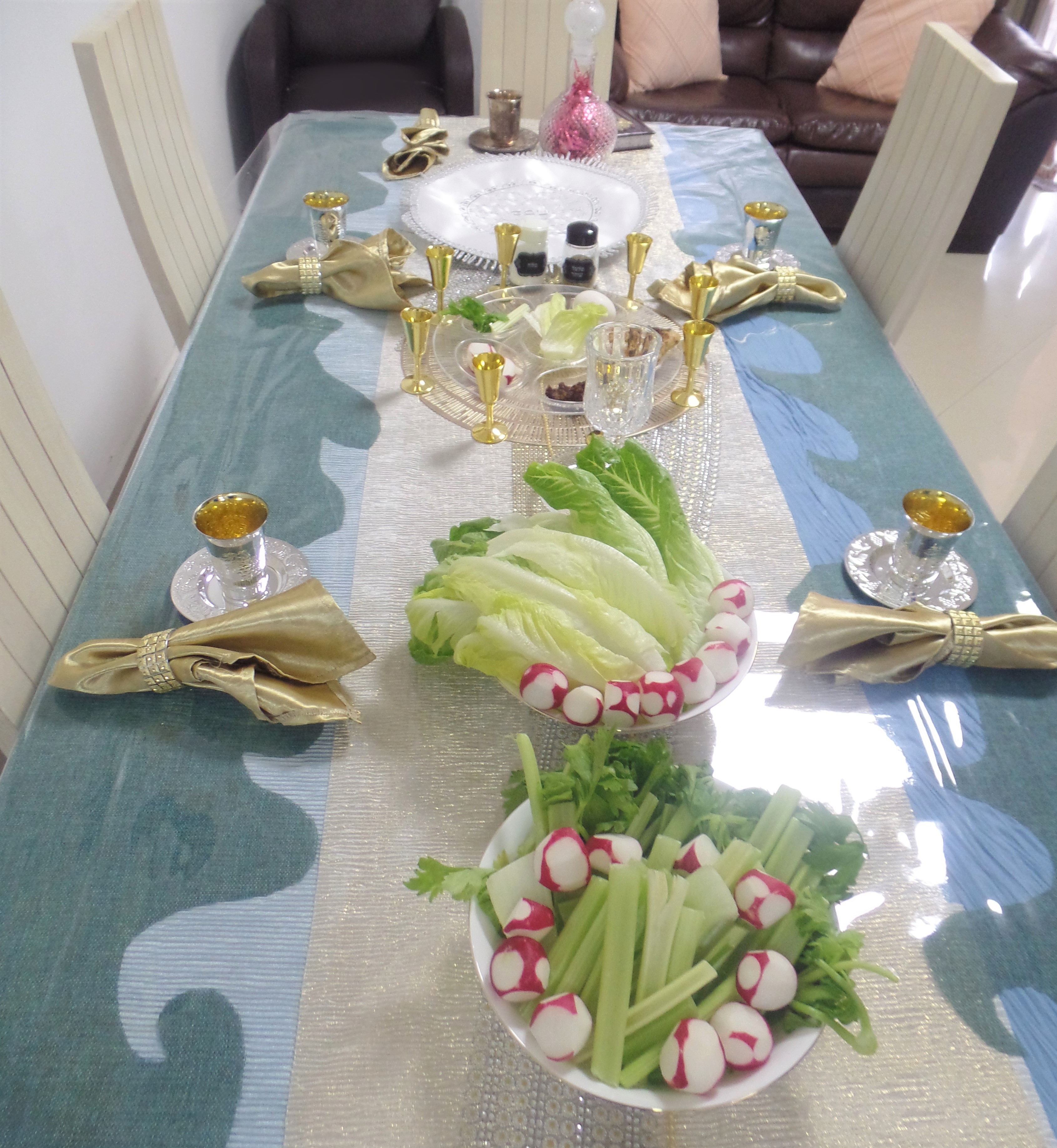 שולחן ליל הסדר.jpg