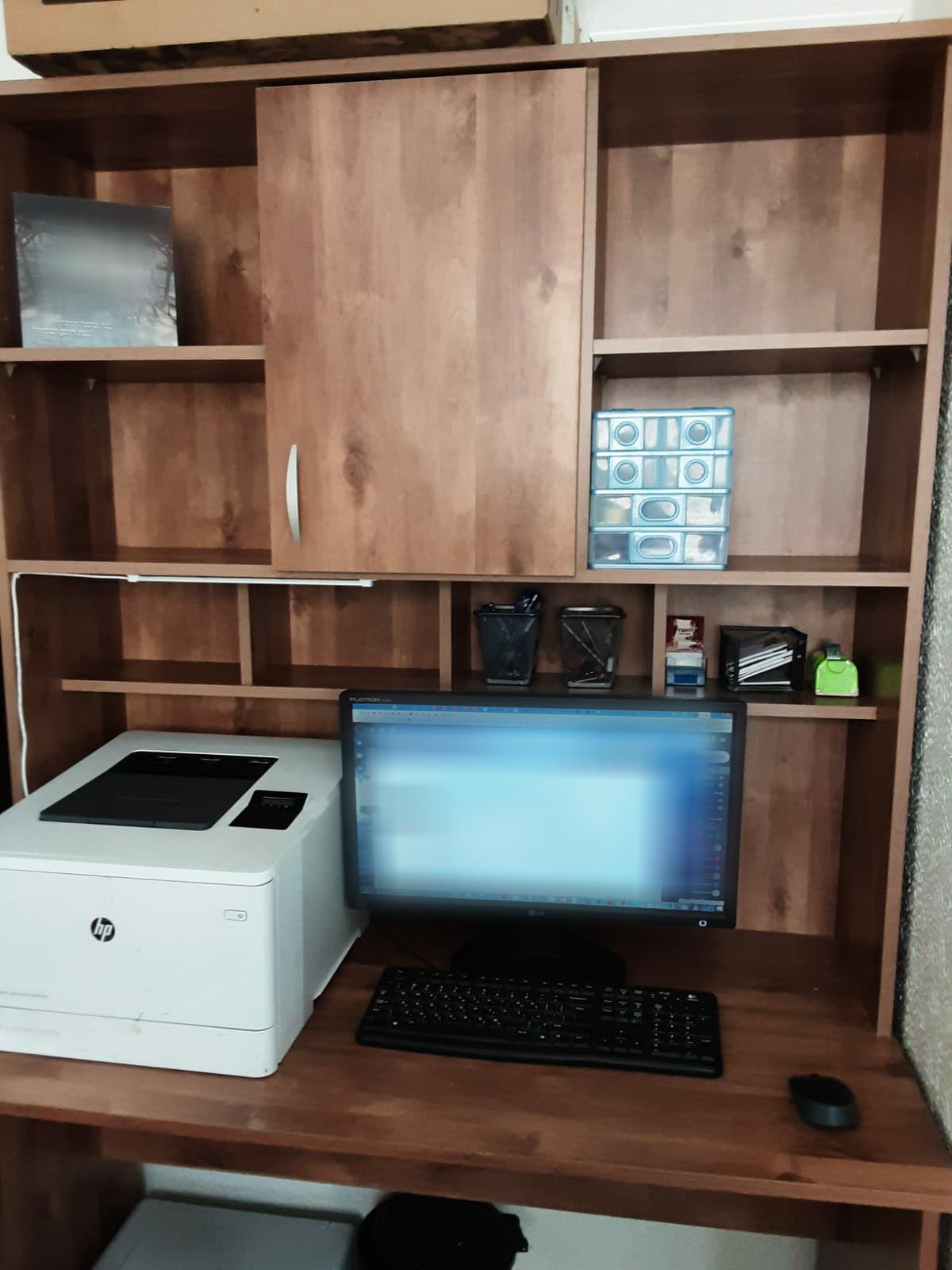 שולחן מחשב.jpg