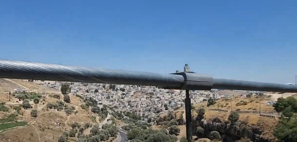 שישה חבלי פלדה מחזיקים את הגשר, יובאו מאיטליה.png