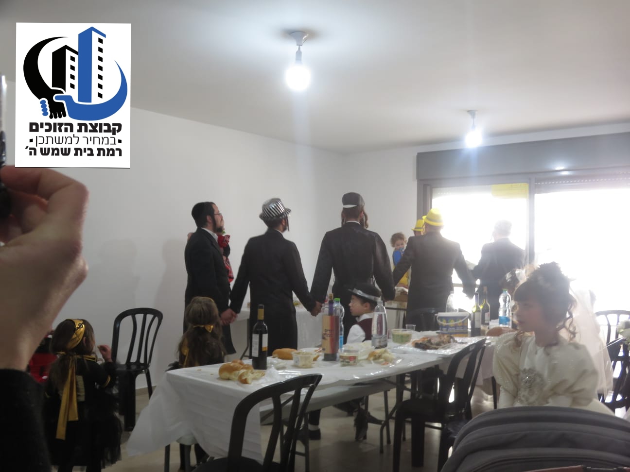 שמחת פורים בהתארגנות ספונטנית.jpg