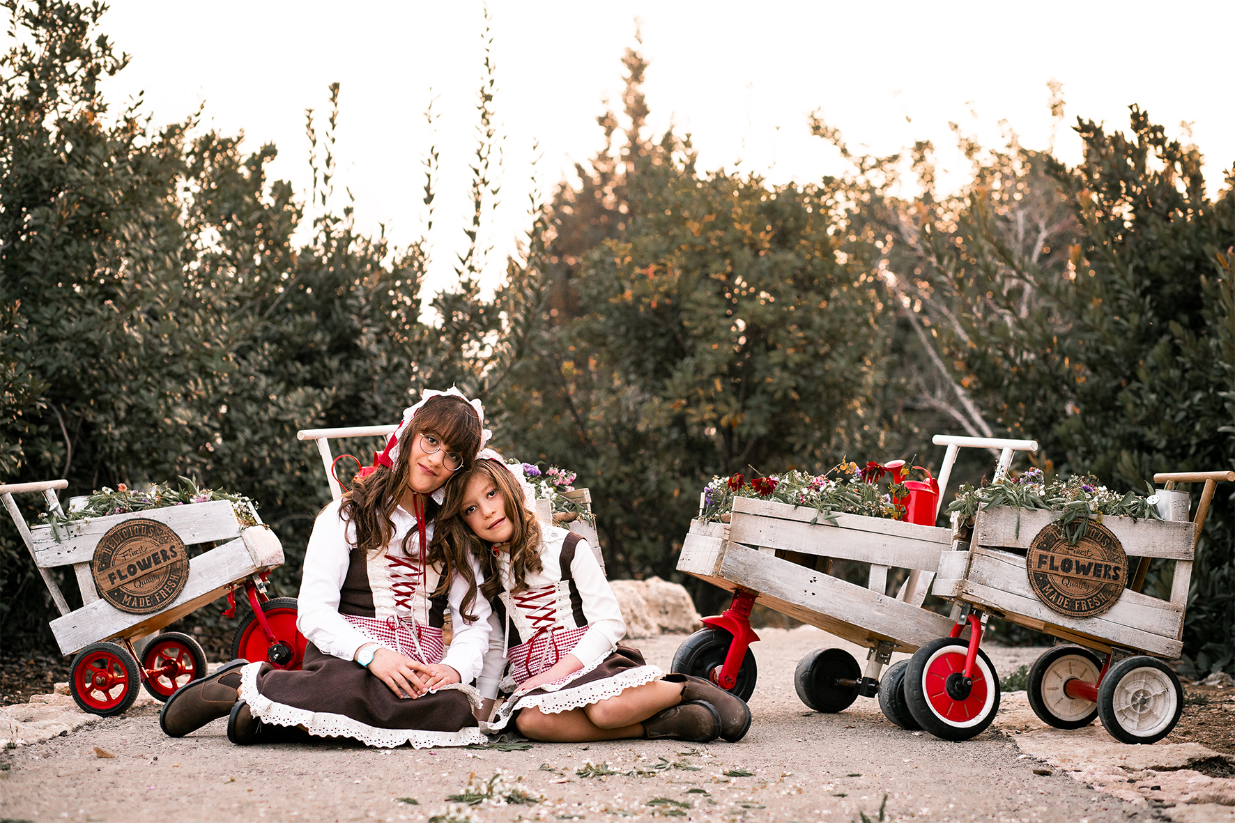 שרי וגיטי יושבות.jpg