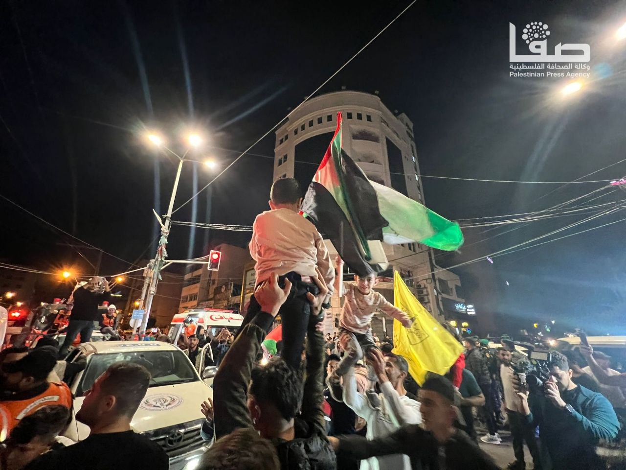 תושבי עזה יצאו לרחובות לחגוג את הפסקת האש.jpg