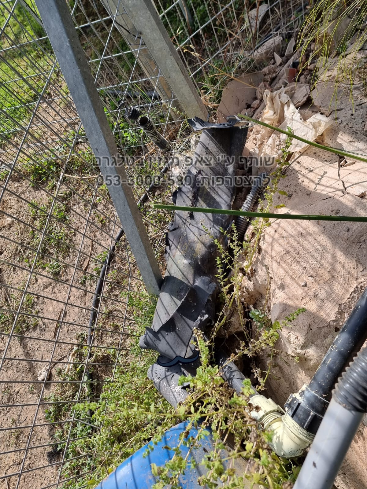 תיעוד פגיעת חלק ענק של רקטה בחצר בית במושב גיאה חוף אשקלון.jpg