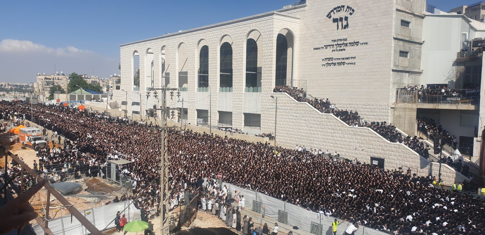 תמונה מאתר בחצרות הקודש.jpeg