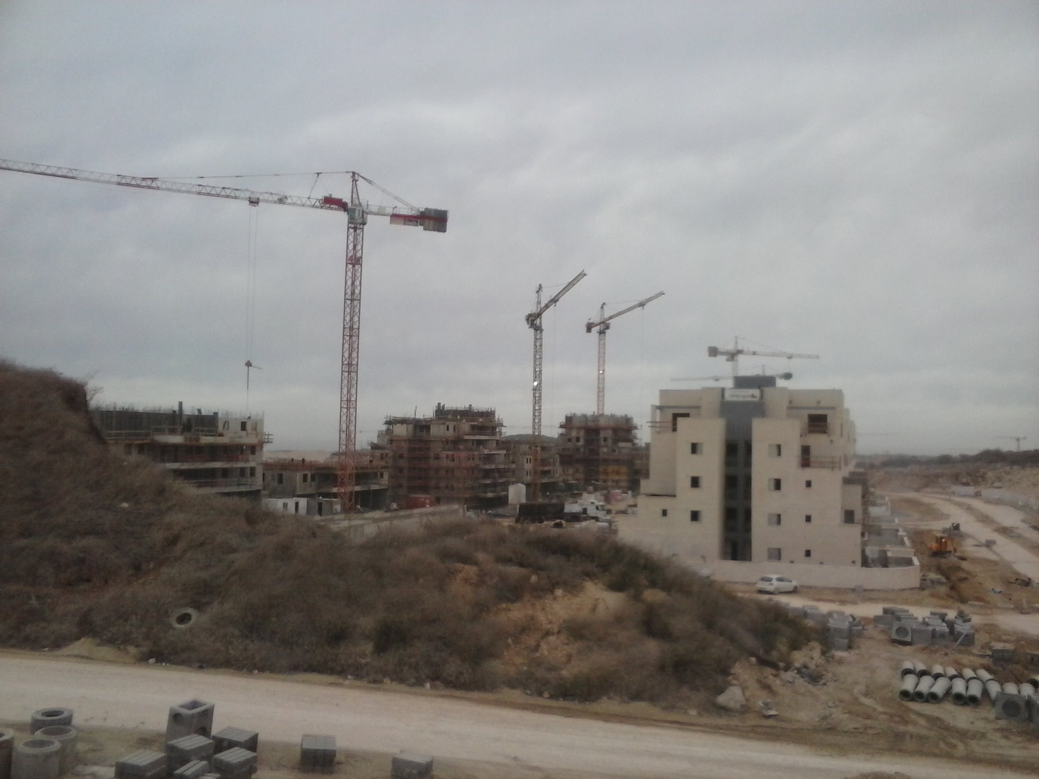 תנופת בניה בחלק הנוסף של נתיב על הרחוב מבט מאחורה.jpg