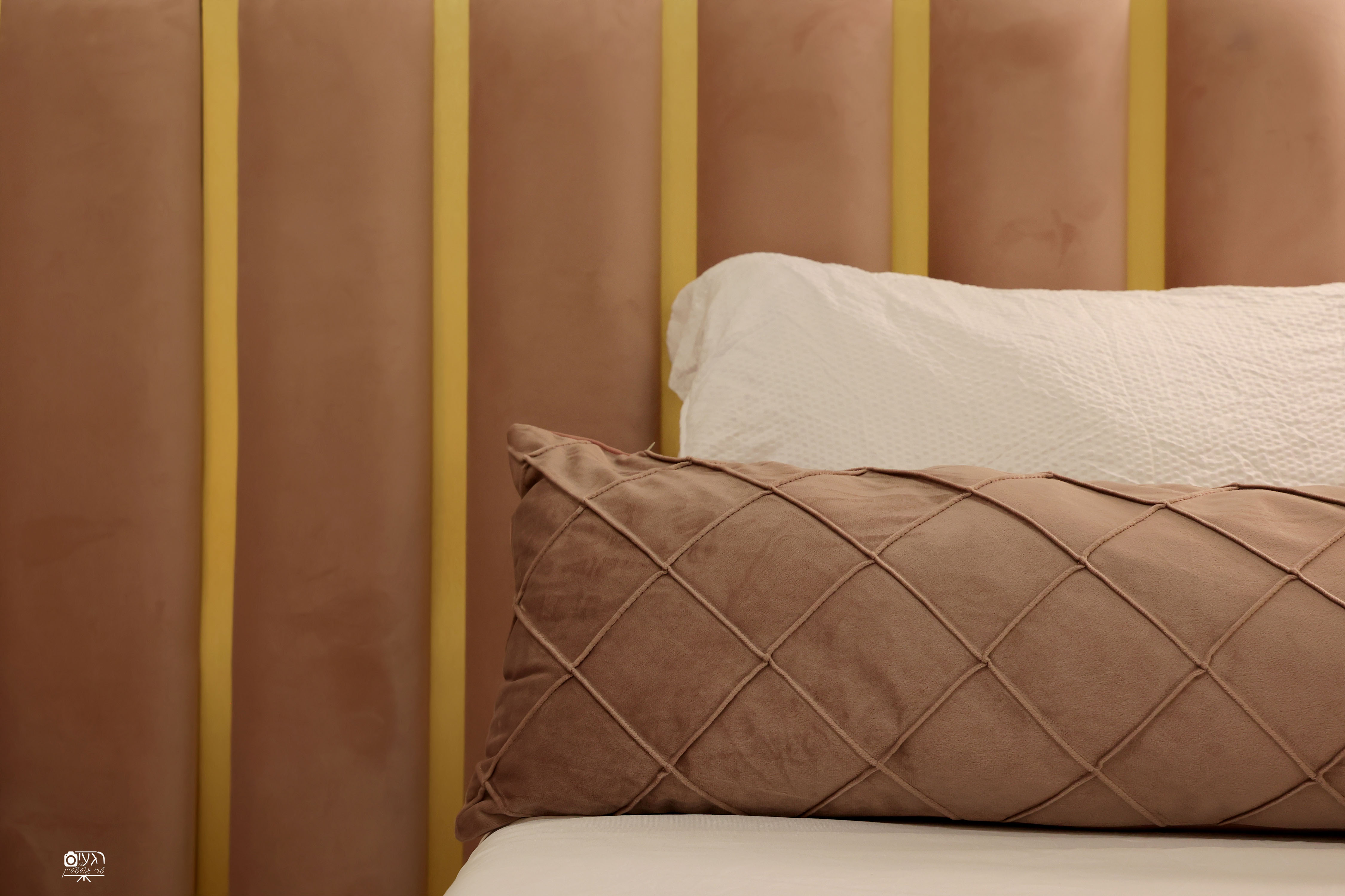 תקריב ראש מיטה.jpg