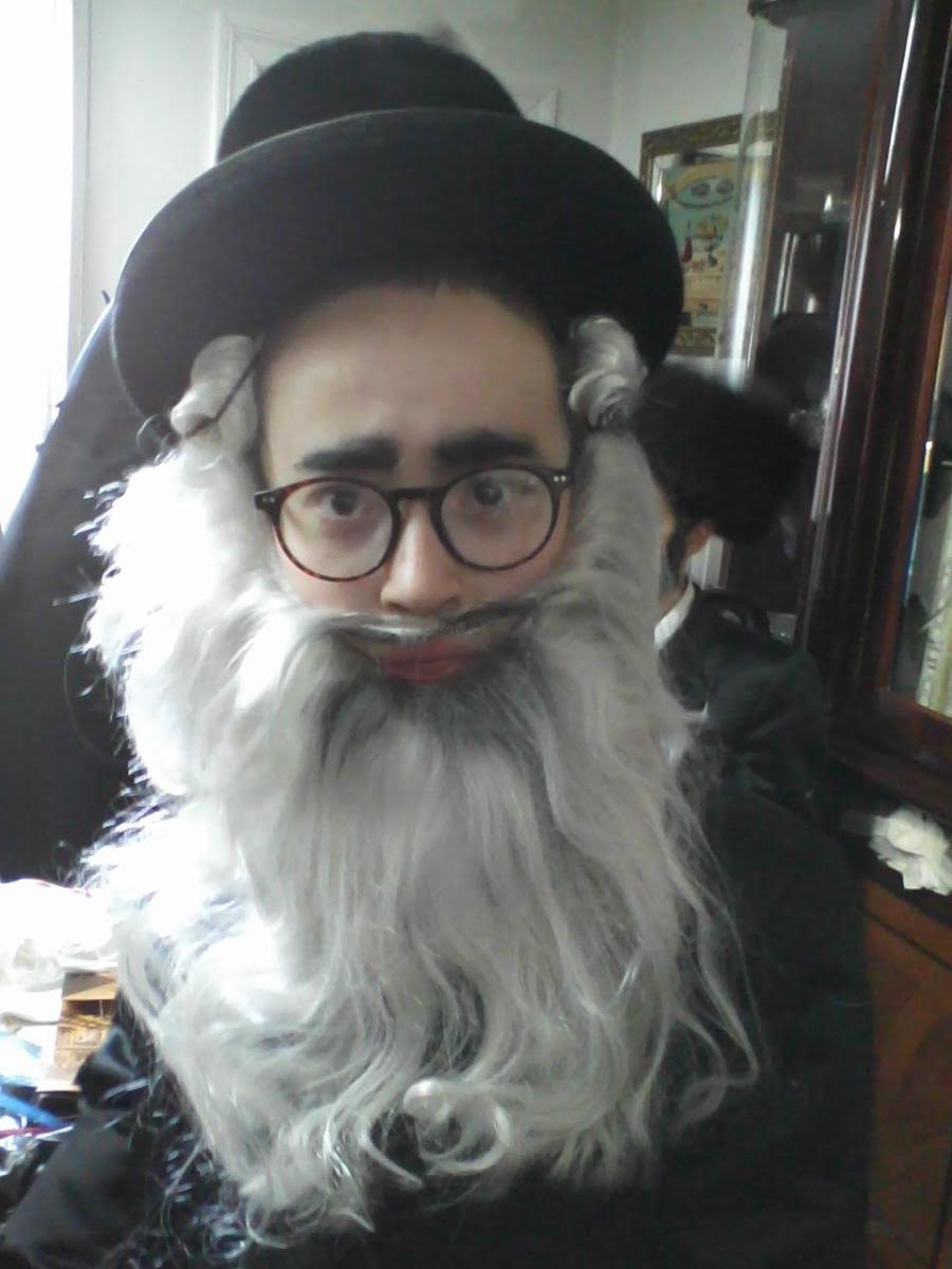 תשע''ז פורים; ילד בב''פ מחופש לרבינו מוויזניץ-מאנסי.jpg