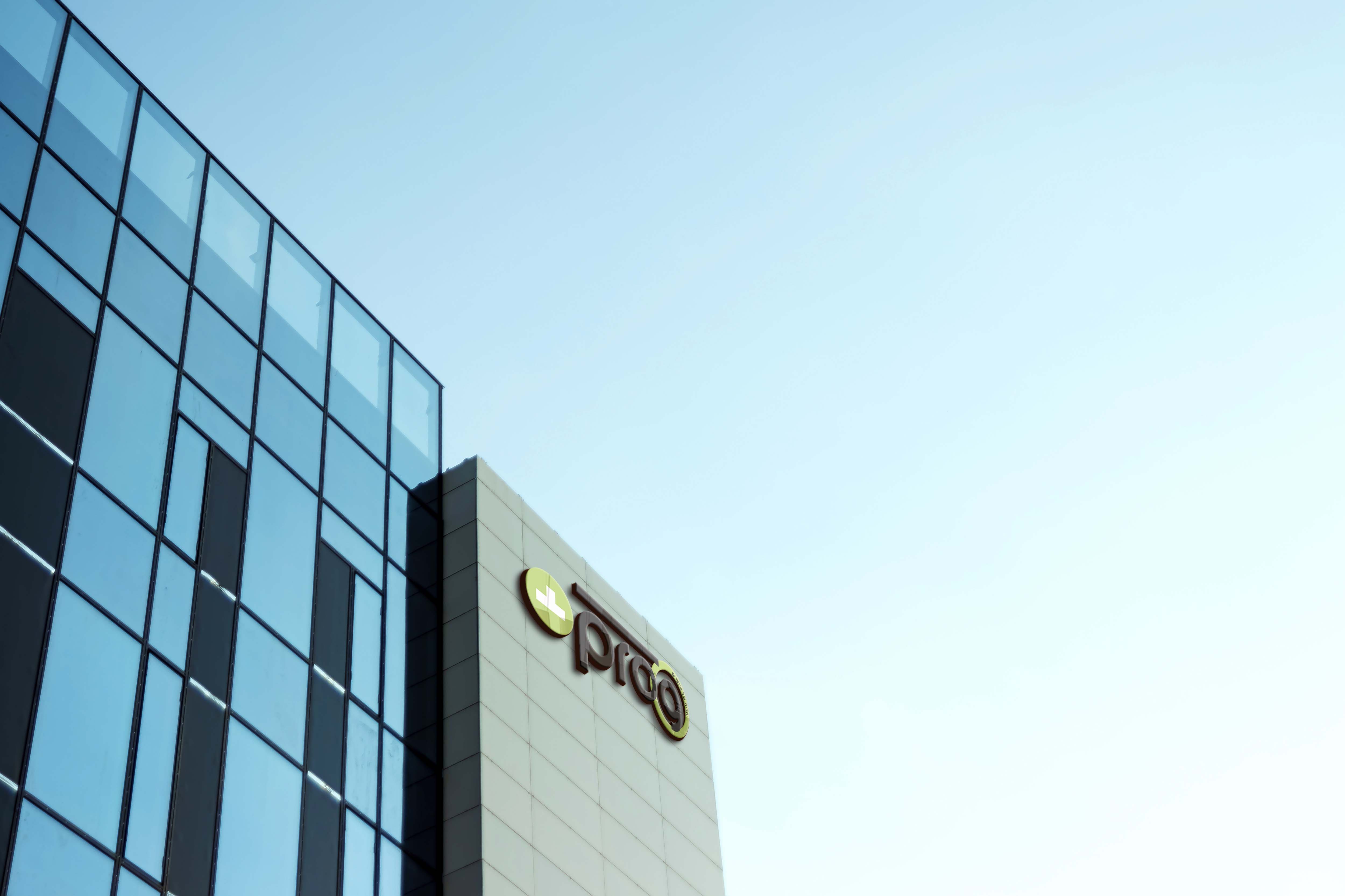 ‏‏glass-office-building-view-sky-reflected-windows - עותק.jpg