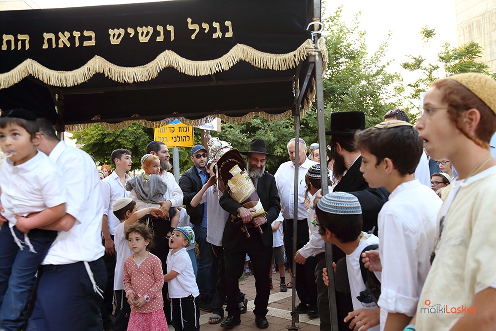 09 השניה לפני שנכנסים אל מתחת לחופה.jpg