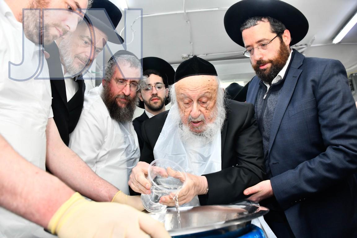 1בנתינת מים לקמח.jpg