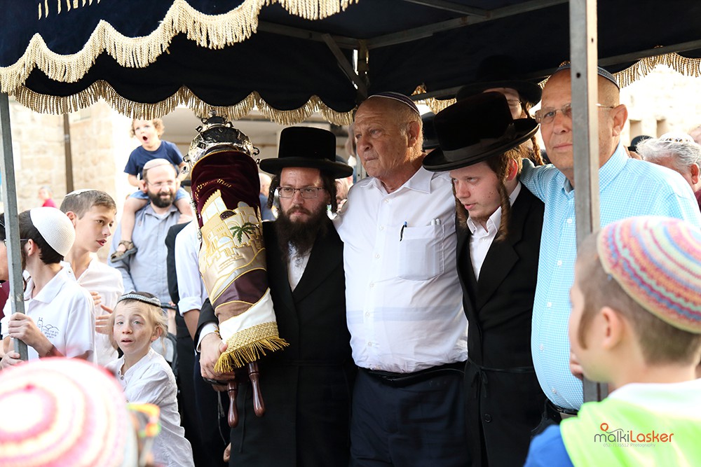 11 איזו אחדות.jpg