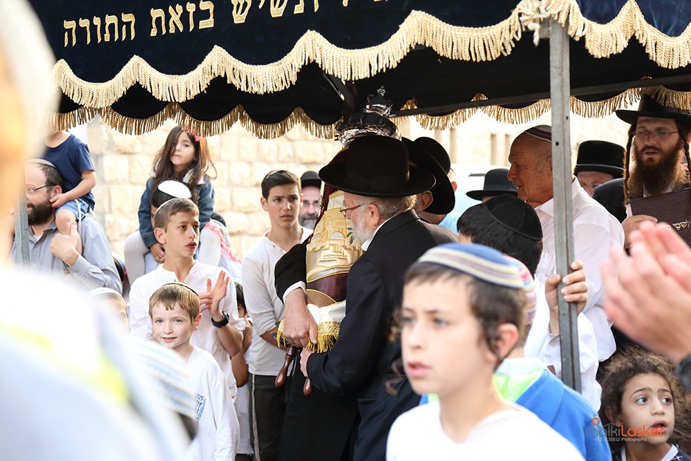 14 הרגע שהספר עובר ידיים.jpg