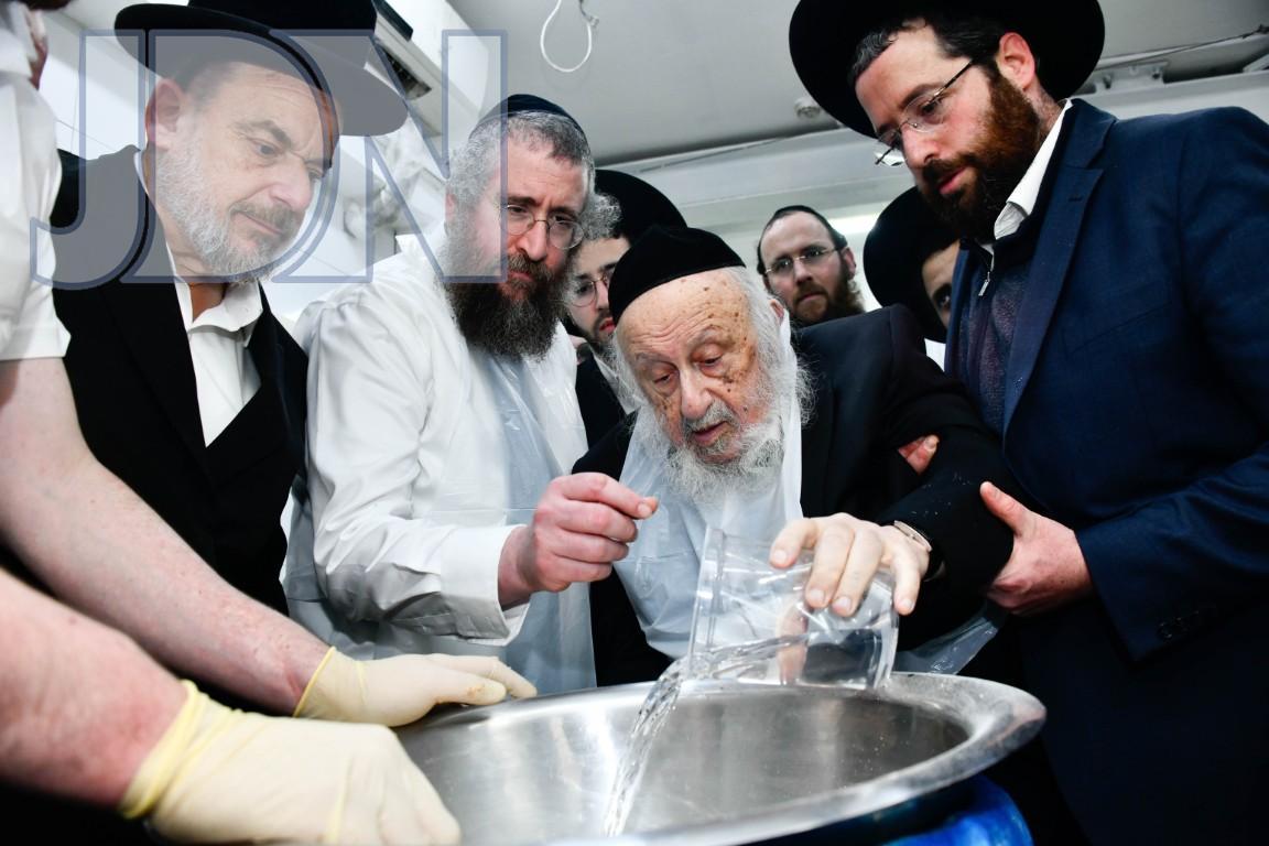 2בנתינת מים לקמח.jpg