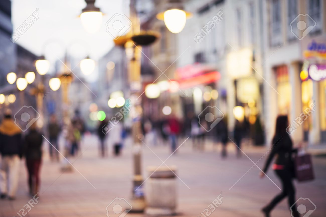 37438737-astratto-sfondo-sfocato-di-persone-che-camminano-nel-centro-della-città.jpg