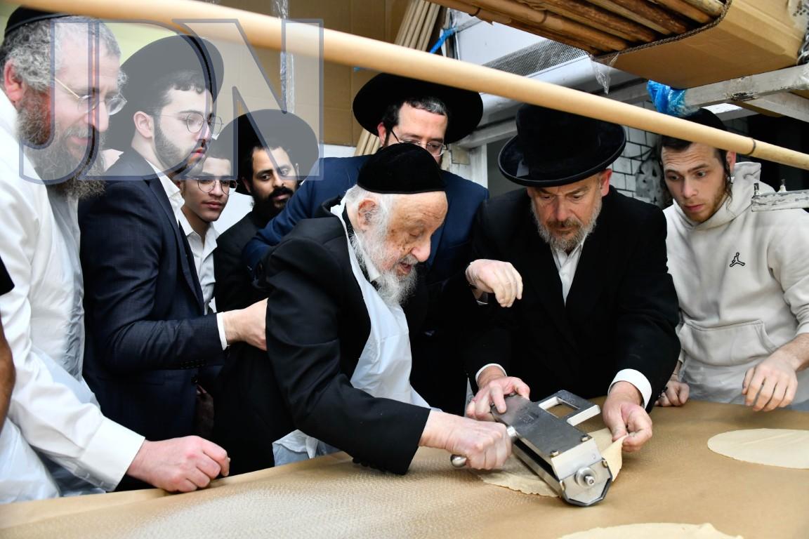 6מחורר את הבצק.jpg