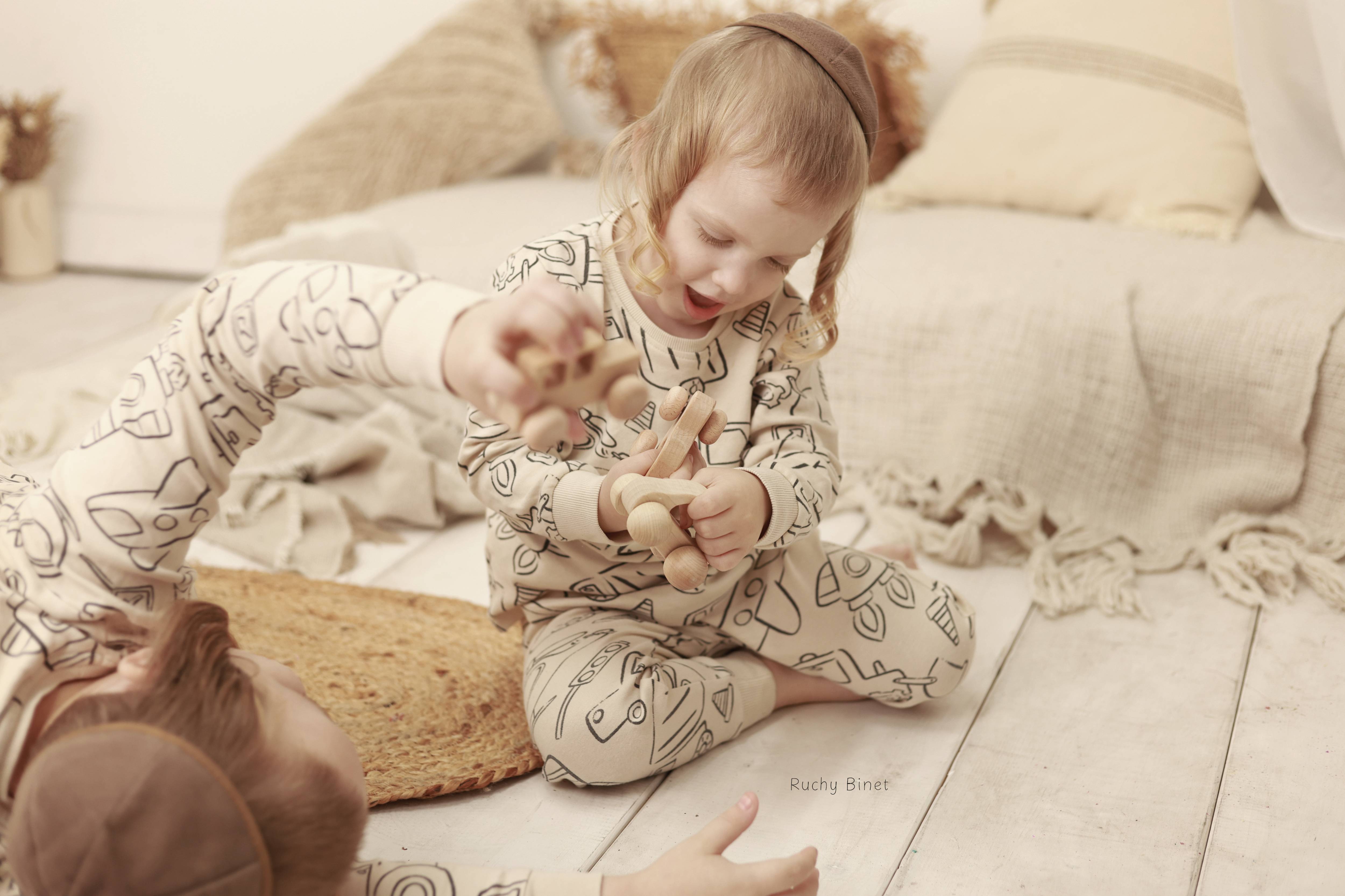 6D0A9006 copy חתימה.jpg