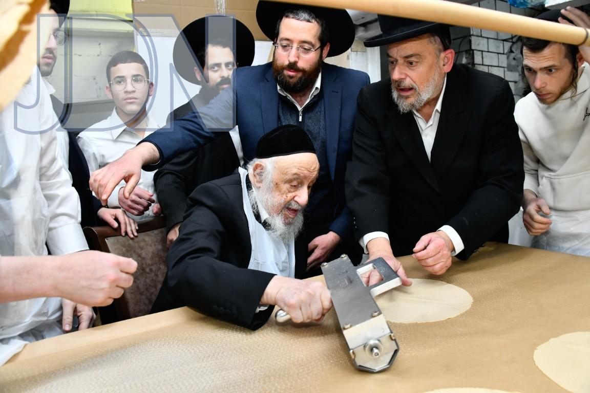 7מחורר את הבצק.jpg