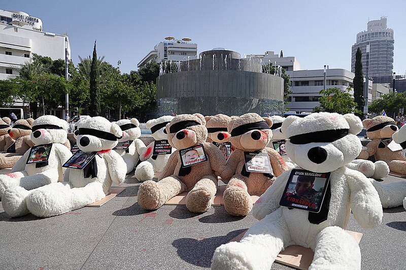 99447_kidnapped_teddy_bears_performance_-_dizengoff_squa_PikiWiki_Israel.jpg