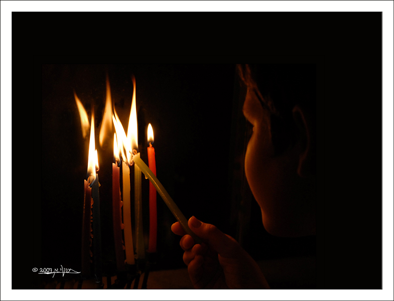 _DSC0007_800_הרחבההה_ליאור_מדליק_נר_חנוכה.jpg