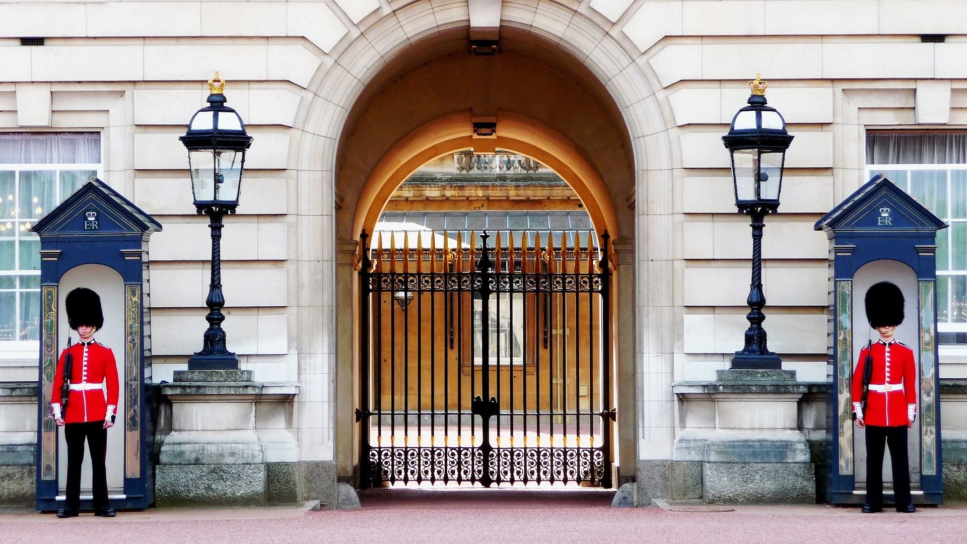buckingham-palace-978830_1920.jpg