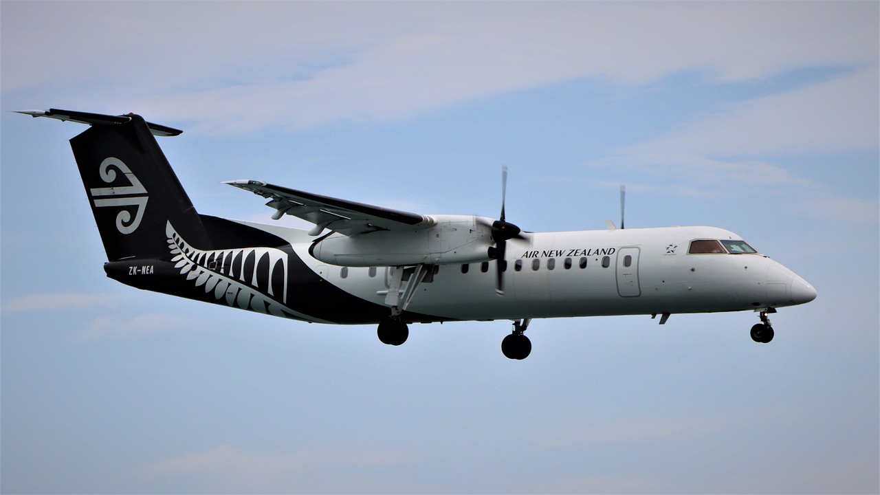 De Havilland Dash 8 של חברת אייר ניו זינלד, מהסוג בו משתמשת ישראייר לטיסות לקפריסין.jpg