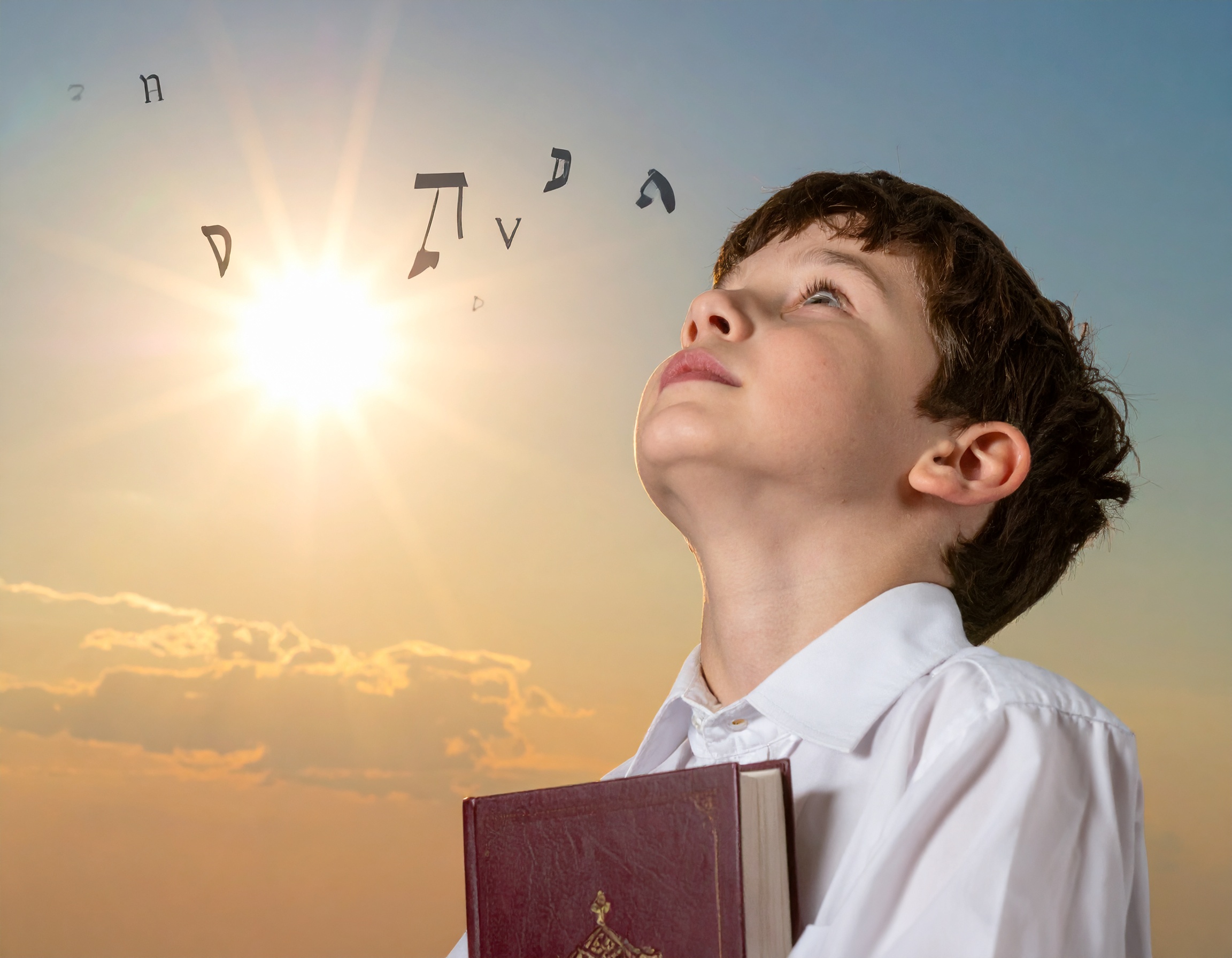 Firefly ילד דתי כבן 7 מתפלל עם סידור בידו מבטו כלפי מעלה ברקע נראת שקיעת השמש ונראה כאילו אותי...jpg