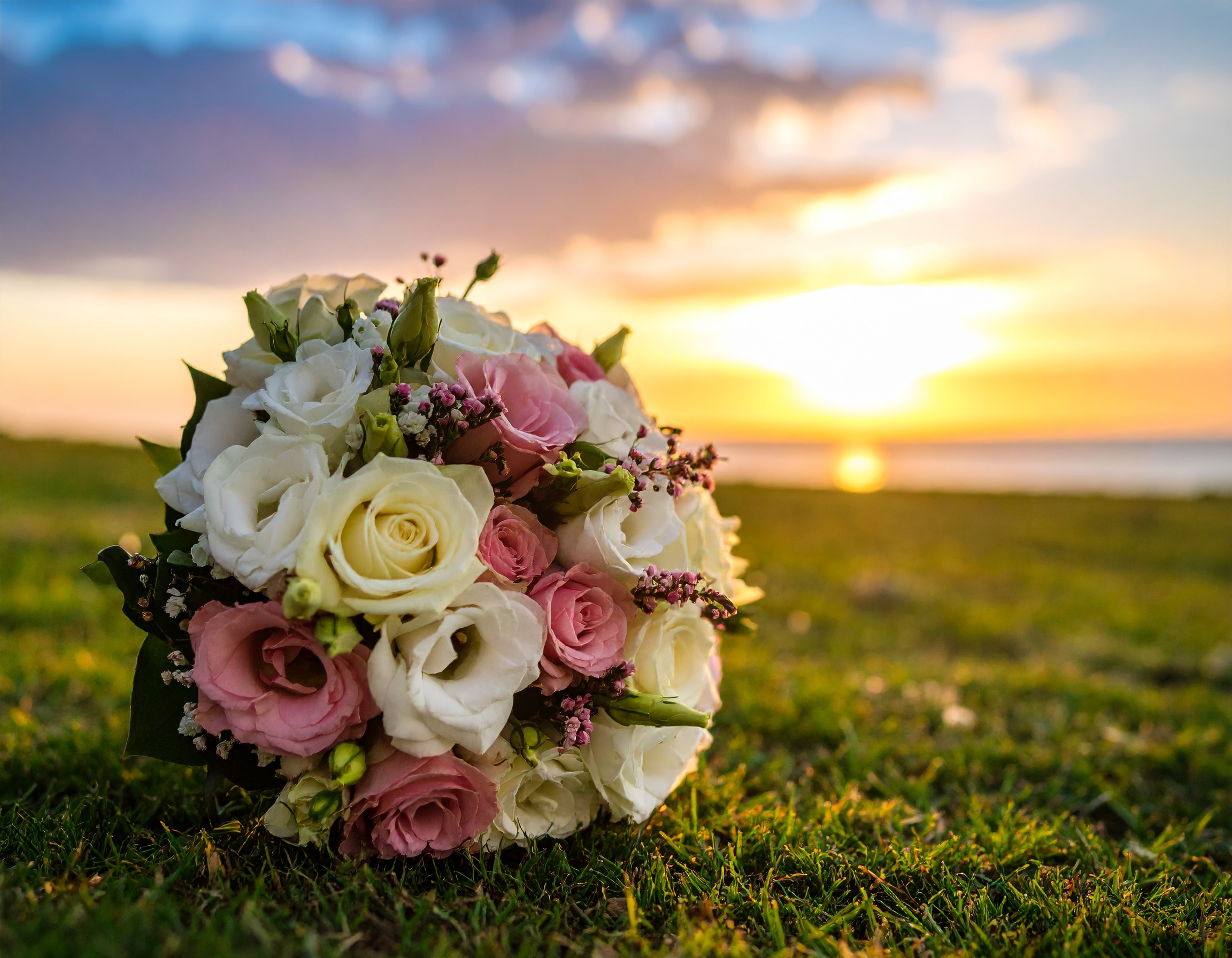 Firefly_צור לי זר כלה ליד העשוי מפרח קרקומה בצבעי לבן ורוד הזר עצמו יהיה מונח על דשא בצבע ירו ...jpg