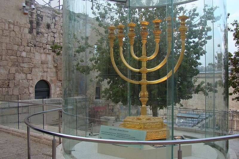 Menora_(cropped)~1.jpg