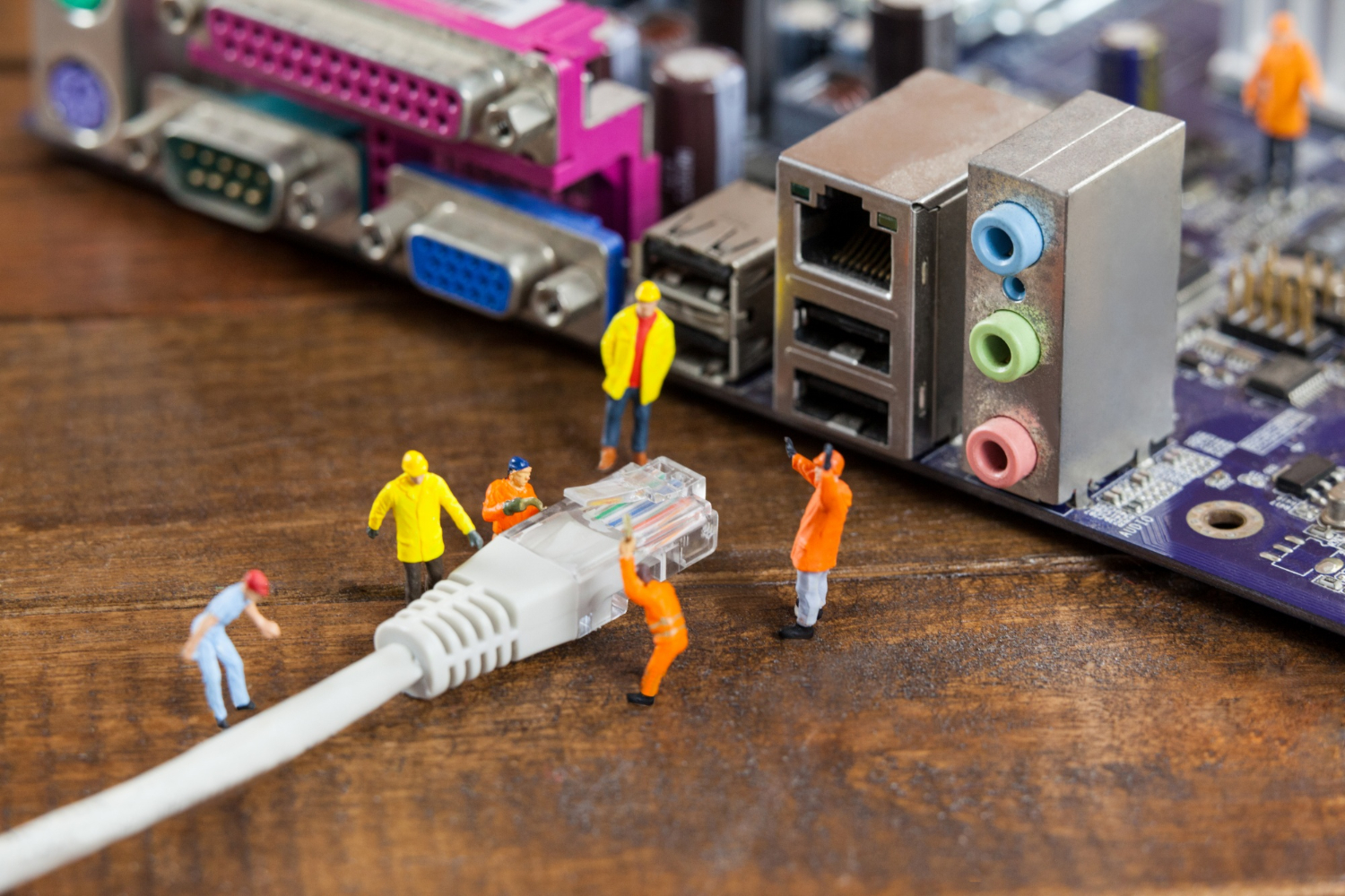 miniature-engineer-worker-plug-lan-cable-computer.jpg